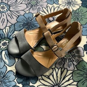 Naturalizer Leather Gray and Tan Strap Sandals size 7